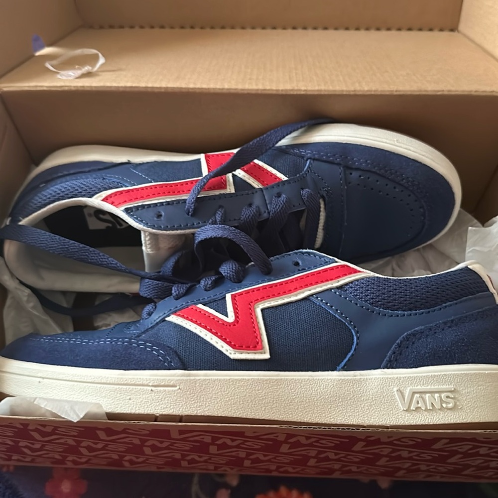 Vans tennis shoes they are unisex women’s 8  men’s 6 1/2